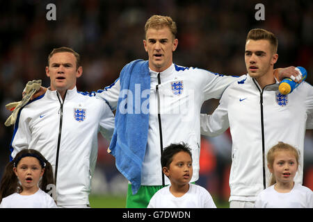 (De gauche à droite) Wayne Rooney, Joe Hart et Calum Chambers d'Angleterre avant le match de qualification de l'UEFA Euro 2016 au stade Wembley, Londres. Banque D'Images