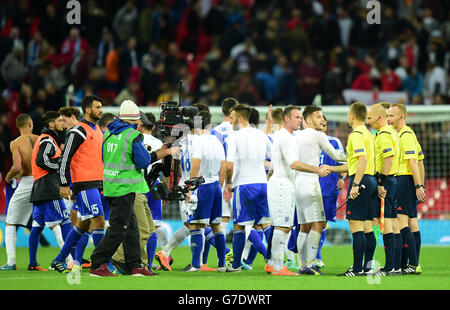 Football - UEFA Euro 2016 - qualification - Groupe E - Angleterre / Saint-Marin - Wembley.Les joueurs d'Angleterre et de Saint-Marin se secouent la main après le coup de sifflet final Banque D'Images