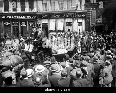 La reine Alexandra avec la princesse Victoria traverse Londres en liaison avec Alexandra Day. Banque D'Images