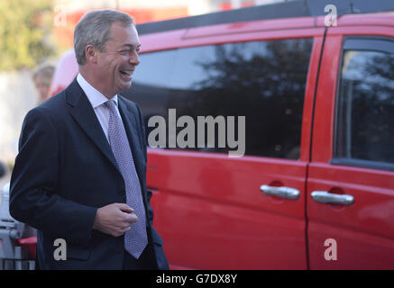 Nigel Farage, le dirigeant de l'UKIP, participe à des interviews télévisées à Clacton ce matin après la victoire électorale de la nuit dernière. Banque D'Images
