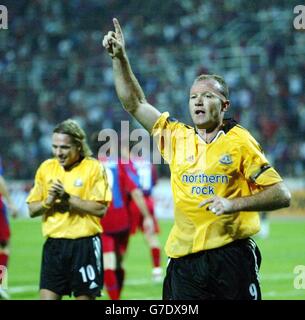 Alan Shearer, de Newcastle United, célèbre son but contre Panionios lors du match de la coupe de l'UEFA du groupe D au stade Neas Smirnis, à Athènes, en Grèce. Note finale Panionios 0-1 Newcastle United. Banque D'Images