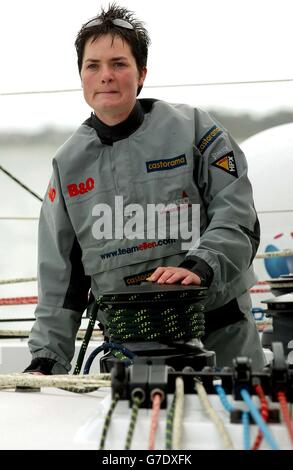 Une yachtswoman du monde entier Ellen MacArthur naviguant à bord de son B&Q triamaran de 75 pieds à Lorient, France. Le bateau sera sa maison pendant 70 jours quand elle espère devenir seulement la deuxième personne à naviguer un yacht à multiples huled autour du monde, sans escale en novembre. 27/11/04: La yachtswoman britannique Ellen MacArthur quitte le Royaume-Uni pour le début de sa tentative de naviguer dans le monde en solo dans le temps le plus rapide. L'homme de 28 ans et son B&Q trimaran de 75 pieds partiront de Falmouth, en Cornouailles, pour la ligne de départ à Ushant au large de la côte française. MacArthur a une prévision de vents favorables vers le nord à propulser Banque D'Images