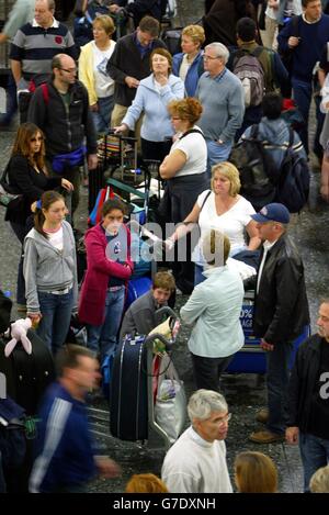 Les passagers font la queue dans le terminal sud alors QU'UNE grève de 48 heures entre les manutentionnaires de l'aéroport de Gatwick se poursuit après que l'espoir d'un accord soit arrivé à terme. Des centaines de membres du Syndicat des transports et des travailleurs généraux (T&G) ont commencé leur grève vendredi à minuit. Banque D'Images