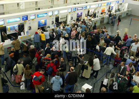 Les passagers font la queue dans le terminal sud alors QU'UNE grève de 48 heures entre les manutentionnaires de l'aéroport de Gatwick se poursuit après que l'espoir d'un accord soit arrivé à terme. Des centaines de membres du Syndicat des transports et des travailleurs généraux (T&G) ont commencé leur grève vendredi à minuit. Banque D'Images