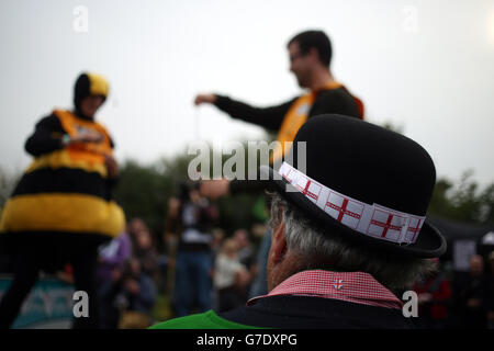 Un spectateur aux championnats du monde de Conker à Southwick, dans le Northamptonshire. Banque D'Images