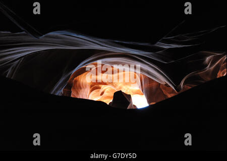 Vue vers le haut dans le canyon Antelope (Nation Navajo, Arizona, USA) Banque D'Images