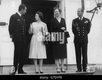 La reine Elizabeth II et le duc d'Édimbourg rejoignent la reine Margrethe et le prince Henrik au palais de Fredensborg, près de Copenhague. Banque D'Images
