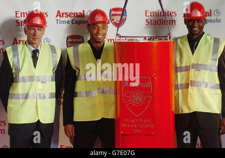 Arsene Wenger, le gestionnaire d'arsenal (de gauche à droite) et les joueurs Thierry Henry et Patrick Vieira placent une capsule temporelle spécialement conçue contenant des souvenirs et des souvenirs du stade actuel d'Arsenal, Highbury, sous leur nouveau stade Emirates dans le nord de Londres. La capsule temporelle, qui sera à la vue des supporters à l'ouverture du stade Emirates en août 2006, contient près de 40 articles dont une réplique du maillot domicile de la saison 1913/14 et une réplique du modèle de Highbury. Banque D'Images