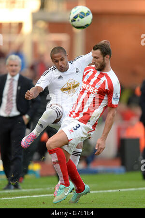 Wayne Routledge de Swansea City (à gauche) et Erik Pieters de Stoke City se battent pour le ballon lors du match de la Barclays Premier League au Britannia Stadium, Stoke. Banque D'Images