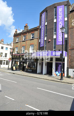 Vue générale de la maison publique Ye Olde Rose & Crown et du Greenwich Theatre, à Greenwich, dans le sud-est de Londres. Banque D'Images