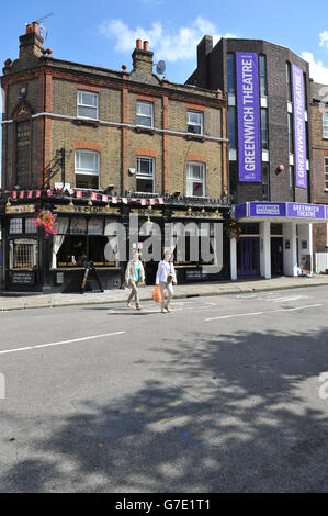 Vue générale de la maison publique Ye Olde Rose & Crown et du Greenwich Theatre, à Greenwich, dans le sud-est de Londres. Banque D'Images