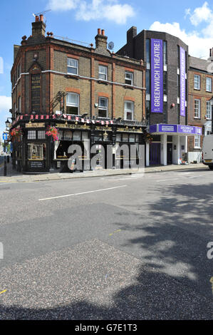 Vue générale de la maison publique Ye Olde Rose & Crown et du Greenwich Theatre, à Greenwich, dans le sud-est de Londres. Banque D'Images