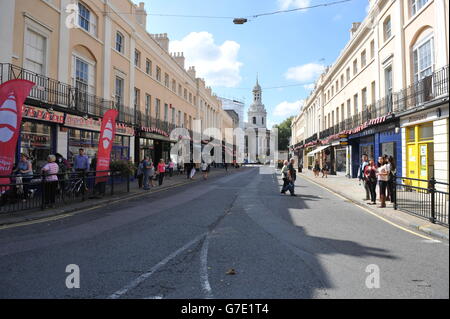 Vue générale sur Nelson Road, en direction de l'église St Alfege à Greenwich, au sud-est de Londres. Banque D'Images