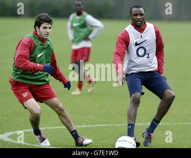 Le capitaine d'arsenal Patrick Vieira (à droite) retient Francesc Fabregas (à gauche) pendant l'entraînement à Londres Colney, près de St Albans, Hertfordshire, avant de jouer au côté grec Panathinaikos demain dans le match E de l'UEFA Champions League à Highbury. Banque D'Images