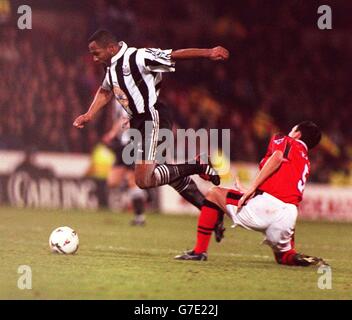 Le soccer ... Premiership Carling ligue ... Nottingham Forest v Newcastle United Banque D'Images