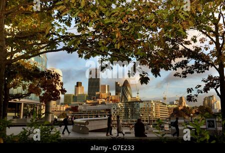 La ville de Londres est vue en arrière-plan tandis que les navetteurs passent les couleurs de l'automne, Londres. Banque D'Images