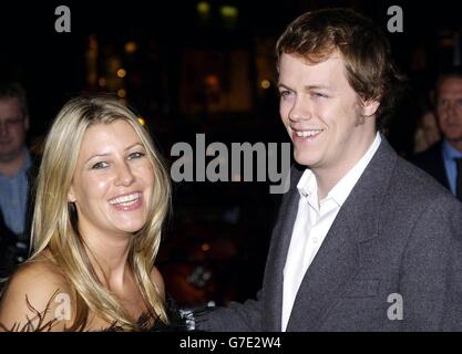 Tom Parker Bowles arrive avec son partenaire Sara Buys pour le lancement de son nouveau livre.Camilla Parker Bowles a assisté ce soir à un lancement de livre pour son fils Tom - mais le prince de Galles a dû manquer la partie en raison de ses devoirs à l'étranger.Mme Parker Bowles est arrivée à 19h00, une heure dans l'événement à Kensington, dans l'ouest de Londres, et a posé pour des photos avec Tom, un écrivain alimentaire, avant d'aller à l'intérieur. Banque D'Images