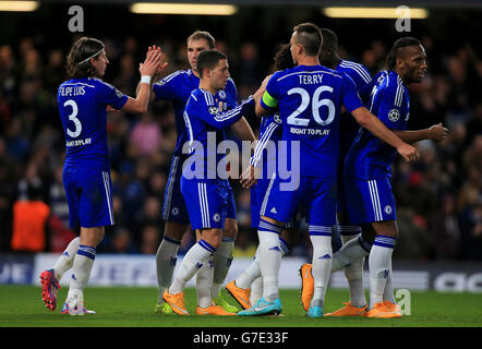 Eden Hazard de Chelsea célèbre le cinquième but de sa partie à partir de la zone de pénalité lors du match du groupe G de la Ligue des champions de l'UEFA à Stamford Bridge, Londres. Banque D'Images