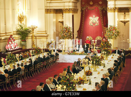 Le banquet d'État organisé par la reine Elizabeth II en l'honneur du président de Singapour Tony Tan Keng Yam au palais de Buckingham dans le centre de Londres, le premier jour de la visite d'État du président de Singapour en Grande-Bretagne. Banque D'Images