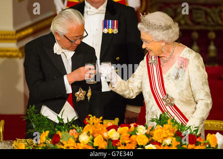 Le président de Singapour, Tony Tan Keng Yam, et la reine Elizabeth II, font un toast lors d'un banquet d'État au palais de Buckingham, dans le centre de Londres, le premier jour de la visite d'État du président de Singapour en Grande-Bretagne. Banque D'Images