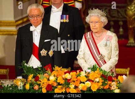 Le président de Singapour, Tony Tan Keng Yam, et la reine Elizabeth II se tiennent lors d'un banquet d'État au palais de Buckingham, dans le centre de Londres, le premier jour de la visite d'État du président de Singapour en Grande-Bretagne. Banque D'Images