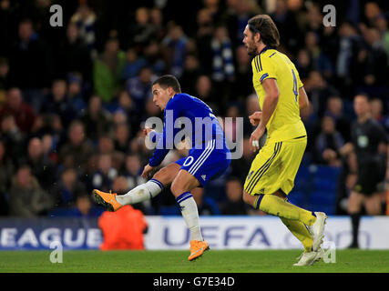 Eden Hazard de Chelsea marque le sixième but de son côté lors du match G de l'UEFA Champions League au Stamford Bridge, Londres. Banque D'Images