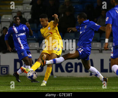 Soccer - Sky Bet League One - Gillingham v Preston North End - Priestfield Stadium.Callum Robinson (au milieu) de Preston North End passe devant Gavin Hoyte (à droite) de Gillingham Banque D'Images