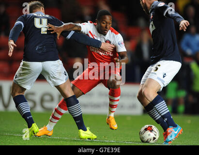 Callum Harriott, de Charlton Athletic (au centre), lutte pour le ballon contre Matthew Mills (à gauche) et Tim Ram, de Bolton Wanderers. Banque D'Images