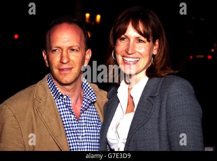 L'historien Robert Sebag Montefiore avec sa femme Santa au lancement du livre Tom Parker Bowles, E est pour manger, dans le centre de Londres. Banque D'Images