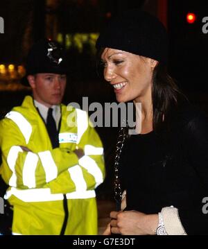 Tara Palmer Tomkinson part après avoir assisté au lancement du livre de Tom Parker Bowles. Camilla Parker Bowles a assisté ce soir à un lancement de livre pour son fils Tom - mais le prince de Galles a dû manquer la partie en raison de ses devoirs à l'étranger. Mme Parker Bowles est arrivée à 19h00, une heure dans l'événement à Kensington, dans l'ouest de Londres, et a posé pour des photos avec Tom, un écrivain alimentaire, avant d'aller à l'intérieur. Banque D'Images