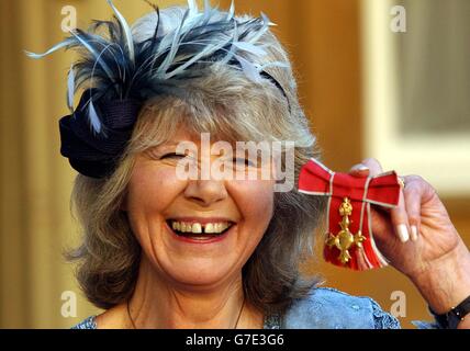 Jilly Cooper tient son OBE, après l'avoir présenté par le Prince de Galles, au Palais de Buckingham. Les Riders, Polo et l'homme qui a fait des maris jaloux auteur, 67, coincé vers le haut pour son ami Camilla Parker Bowles. Banque D'Images