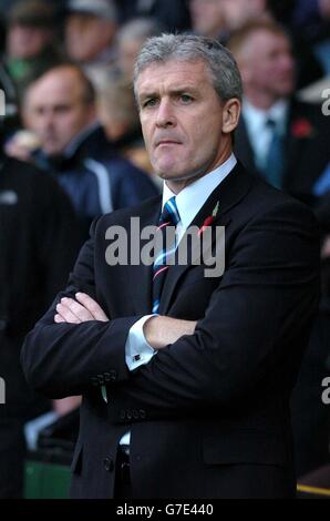 Mark Hughes, le gérant de Blackburn Rovers, observe sa face latérale à Norwich City lors du match Barclays Premiership à Carrow Road, Norwich, le samedi 6 novembre 2004. Banque D'Images