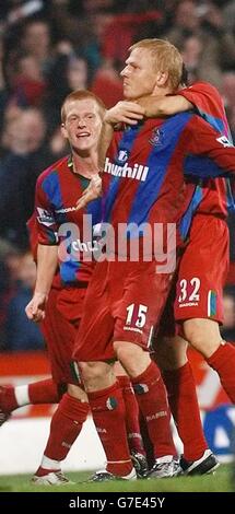 Aki Riihilahti, du Crystal Palace, célèbre l'équaliseur de son équipe contre Arsenal avec ses coéquipiers lors du match Barclays Premiership à Selhurst Park, Londres. Banque D'Images