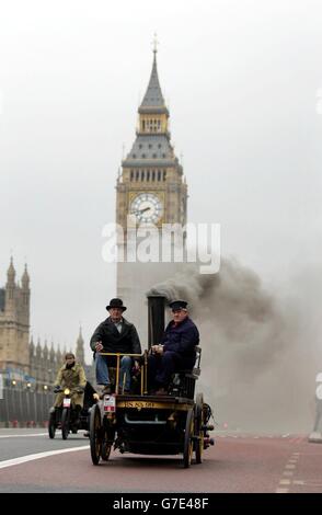 Les conducteurs dans leurs véhicules, pendant la course entre Londres et Brighton, traversent le pont de Westminster, Londres. Les passionnés d'automobile participent à la 71e course de l'événement, qui ne permet que les voitures construites avant 1905. Banque D'Images