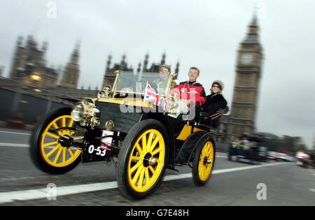 Les conducteurs dans leurs véhicules, pendant la course entre Londres et Brighton, traversent le pont de Westminster, Londres. Les passionnés d'automobile participent à la 71e course de l'événement, qui ne permet que les voitures construites avant 1905. Banque D'Images