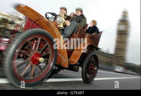 Les conducteurs dans leurs véhicules traversent le pont de Westminster à Londres, pendant la course de Londres à Brighton. Banque D'Images