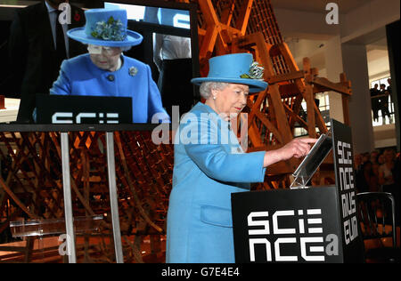 La Reine ouvre la nouvelle galerie au Musée des sciences Banque D'Images