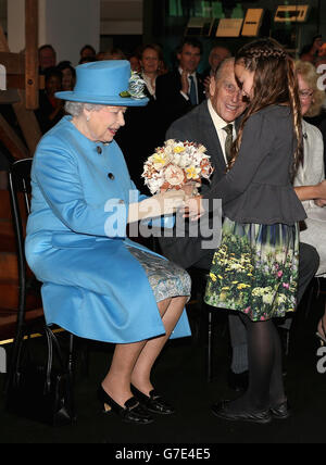 La reine Elizabeth II avec le duc d'Édimbourg comme elle est présentée avec un bouquet de "technologie" de "compter parts" lors de l'ouverture de la nouvelle information Age Galleries au Musée des Sciences, South Kensington, Londres. Banque D'Images