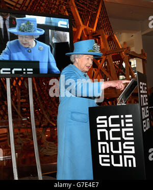 La reine Elizabeth II envoie le premier tweet royal sous son propre nom pour déclarer l'ouverture des nouvelles galeries de l'ère de l'information au Musée des Sciences, South Kensington, Londres. Banque D'Images