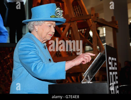 La Reine ouvre la nouvelle galerie au Musée des sciences Banque D'Images