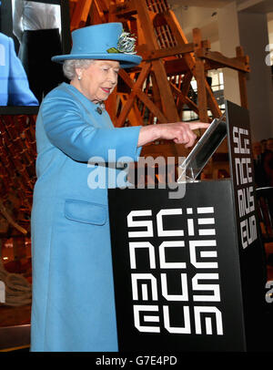 La reine Elizabeth II envoie le premier tweet royal sous son propre nom pour déclarer l'ouverture des nouvelles galeries de l'ère de l'information au Musée des Sciences, South Kensington, Londres. Banque D'Images