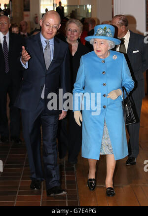 La reine Elizabeth II arrive à ouvrir les nouvelles galeries de l'ère de l'information au Musée des Sciences, South Kensington, Londres. Banque D'Images