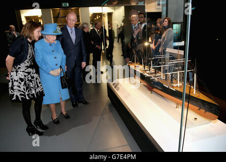 La reine Elizabeth II arrive à ouvrir les nouvelles galeries de l'ère de l'information au Musée des Sciences, South Kensington, Londres. Banque D'Images