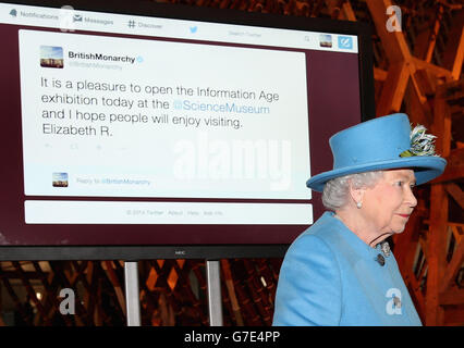 La reine Elizabeth II envoie le premier tweet royal sous son propre nom pour déclarer l'ouverture des nouvelles galeries de l'ère de l'information au Musée des Sciences, South Kensington, Londres. Banque D'Images