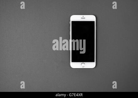 Smart phone en blanc sur fond gris Banque D'Images