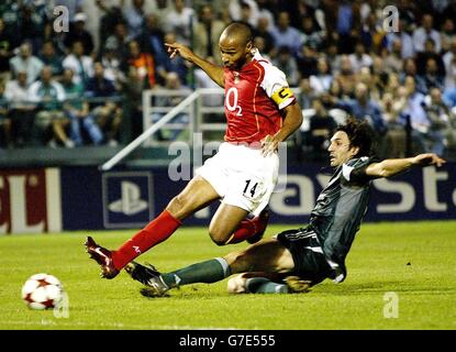 Thierry Henry (à gauche) d'Arsenal marque le deuxième but d'Arsenal contre Panathinaikos lors du match E de l'UEFA Champions League au stade Apostolos Nikolaidis, Athènes, Grèce. Banque D'Images