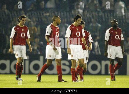 Les joueurs de l'arsenal (de gauche à droite) Edu, Thierry Henry, Robert pires, Francesc Fabregas et sol Campbell montrent leur désjection après que le deuxième but de Panathinaikos a été marqué lors du match du groupe E de la Ligue des champions de l'UEFA au stade Apostolos Nikolaidis, Athènes, Grèce. Note finale Panathinaikos 2-2 Arsenal. Banque D'Images