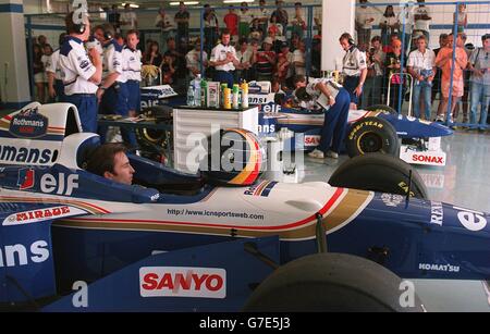 Jacques Villeneuve et Heinz- Harald Frentzen sont regardés par des fans Dans le garage Williams Banque D'Images