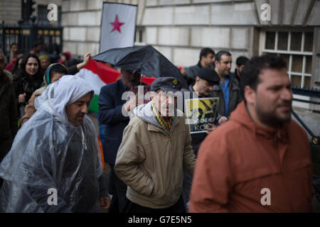 Les personnes manifestant près du pont de Westminster dans le centre de Londres avec des drapeaux et des bannières kurdes contre la menace de l'EI envers les minorités kurdes et autres en Syrie et en Irak. Banque D'Images