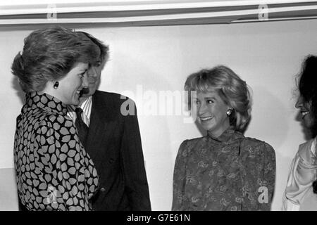 La Princesse de Galles discute avec Felicity Kendall à l'hôtel Savoy de Londres, où se sont déroulées les prix du soir pour le spectacle Standard Drama Awards. Banque D'Images